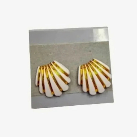 Vintage White Enamel Gold Tone White Seashell Stud Earrings - Picture 1 of 3